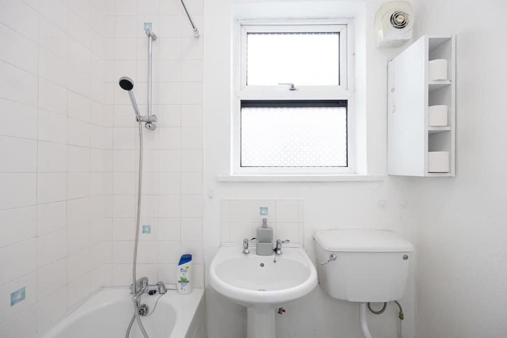 Bright & Modern 3 Bedroom Old Trafford Home Манчестер Екстер'єр фото