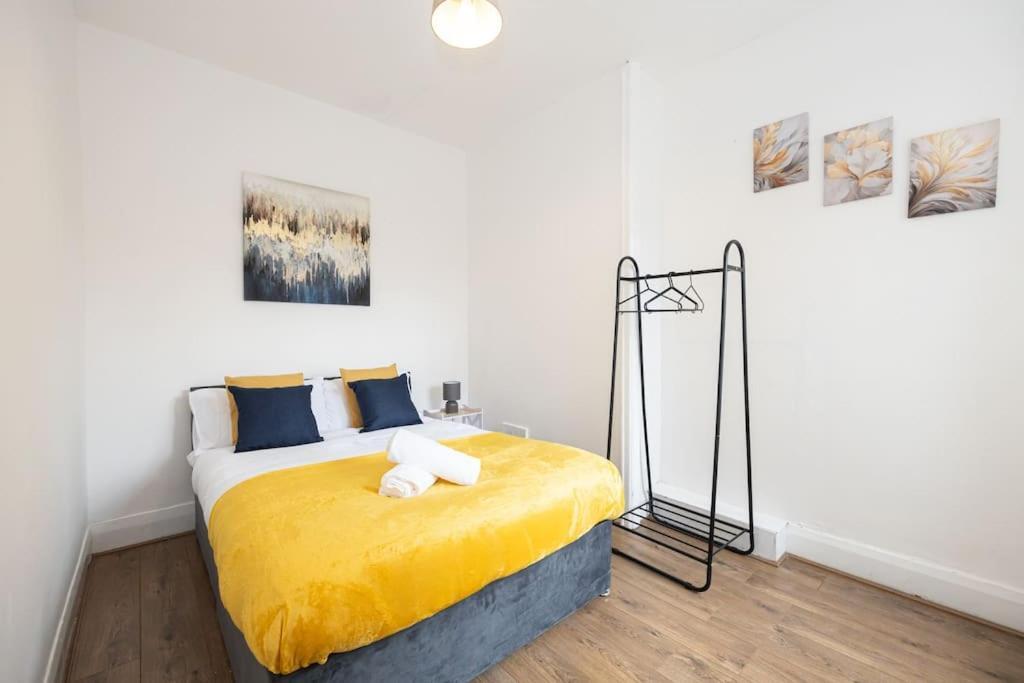 Bright & Modern 3 Bedroom Old Trafford Home Манчестер Екстер'єр фото