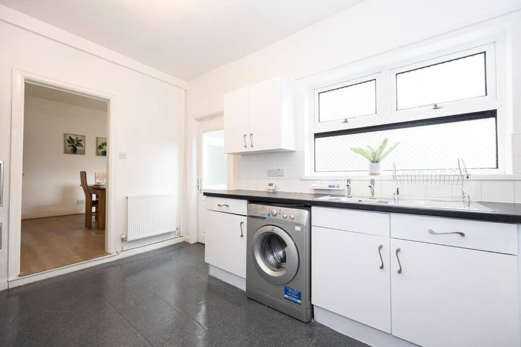 Bright & Modern 3 Bedroom Old Trafford Home Манчестер Екстер'єр фото