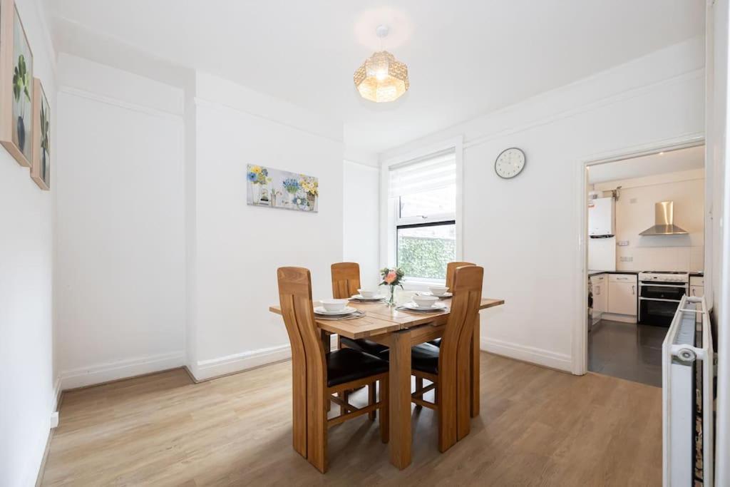 Bright & Modern 3 Bedroom Old Trafford Home Манчестер Екстер'єр фото